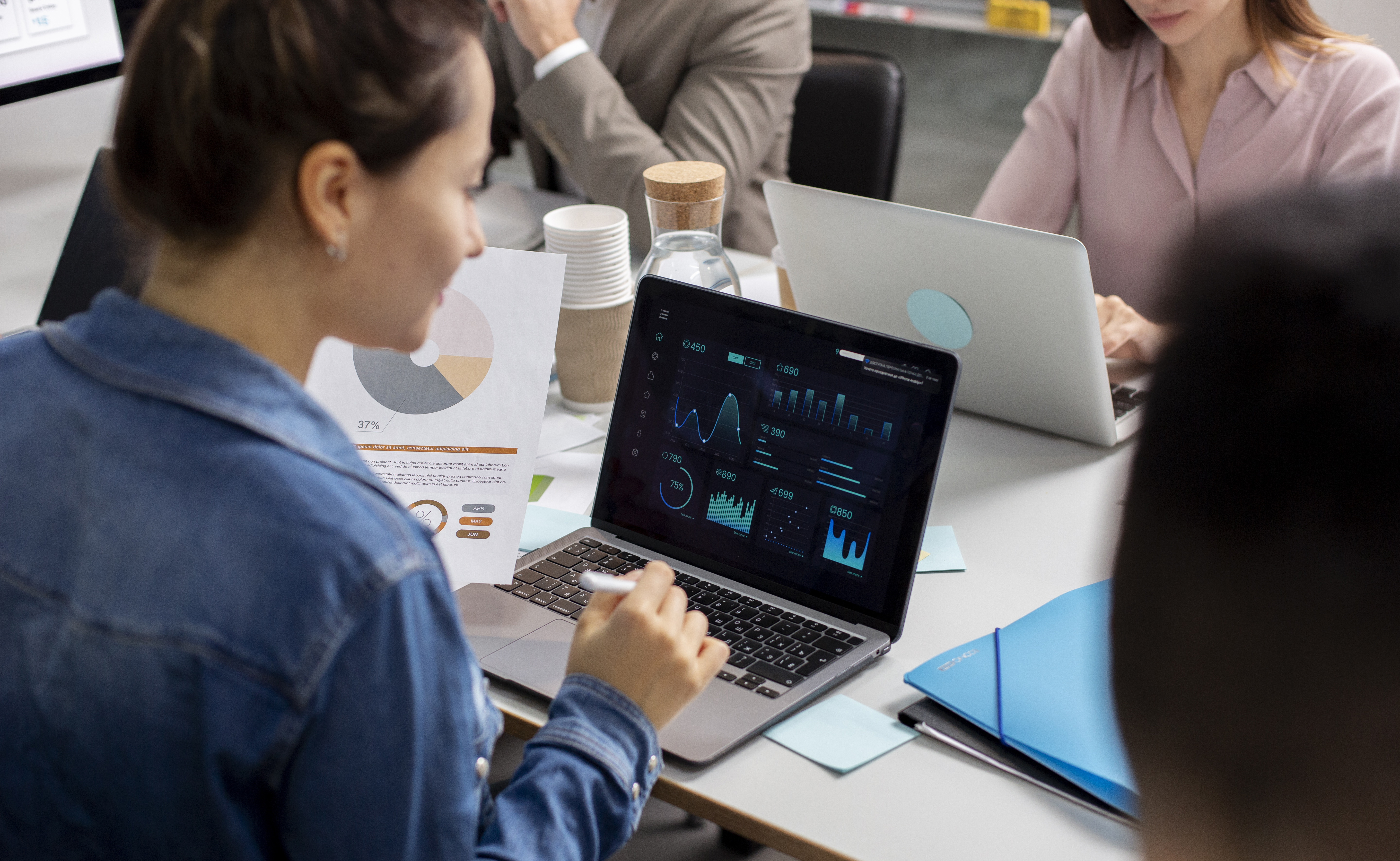 Equipe de dados analisando informações