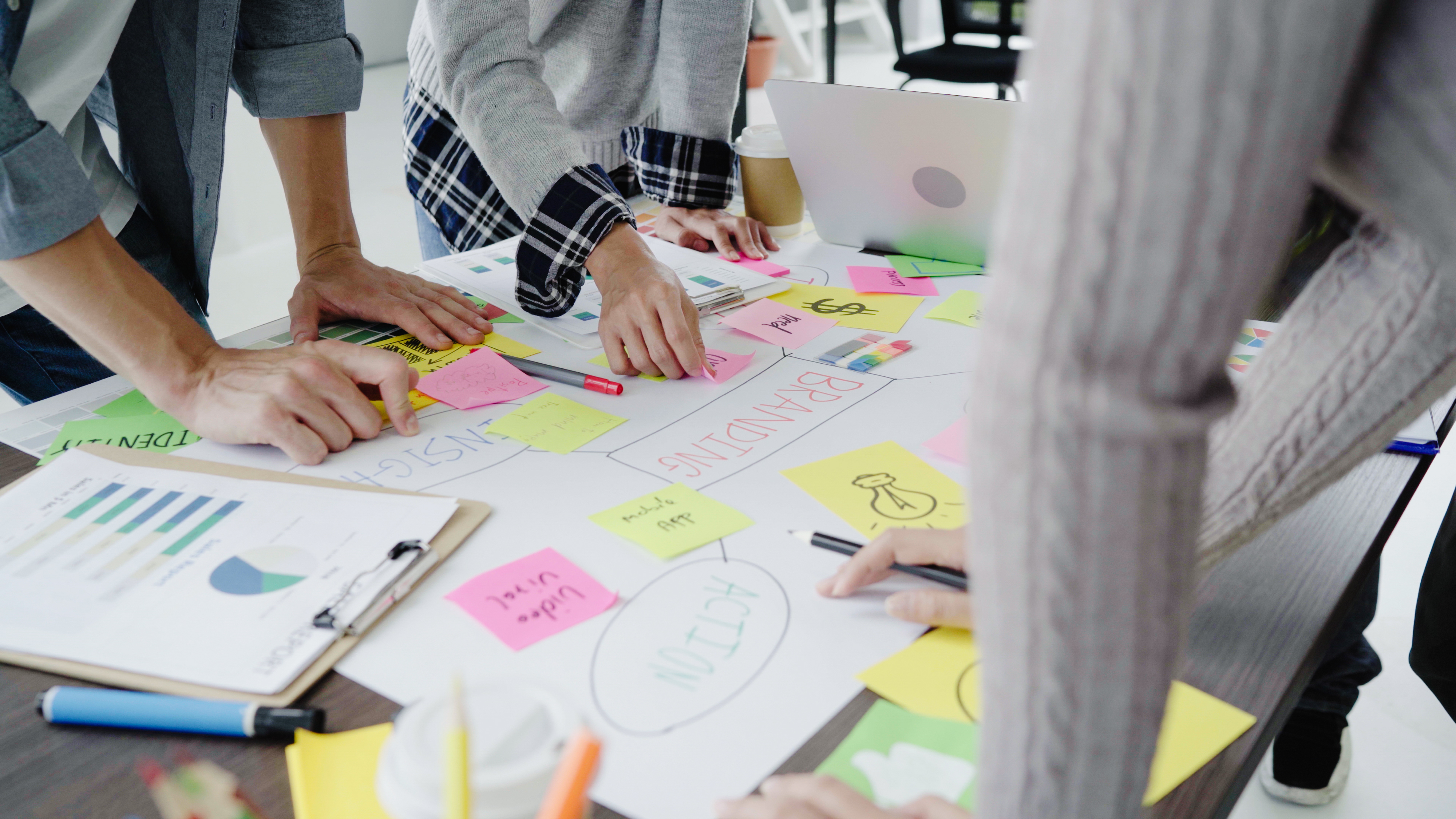 Gestores reunidos em planejamento de projeto